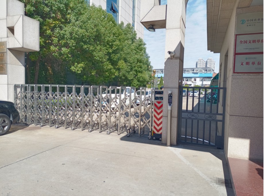 智能小门（边门为智能小门）